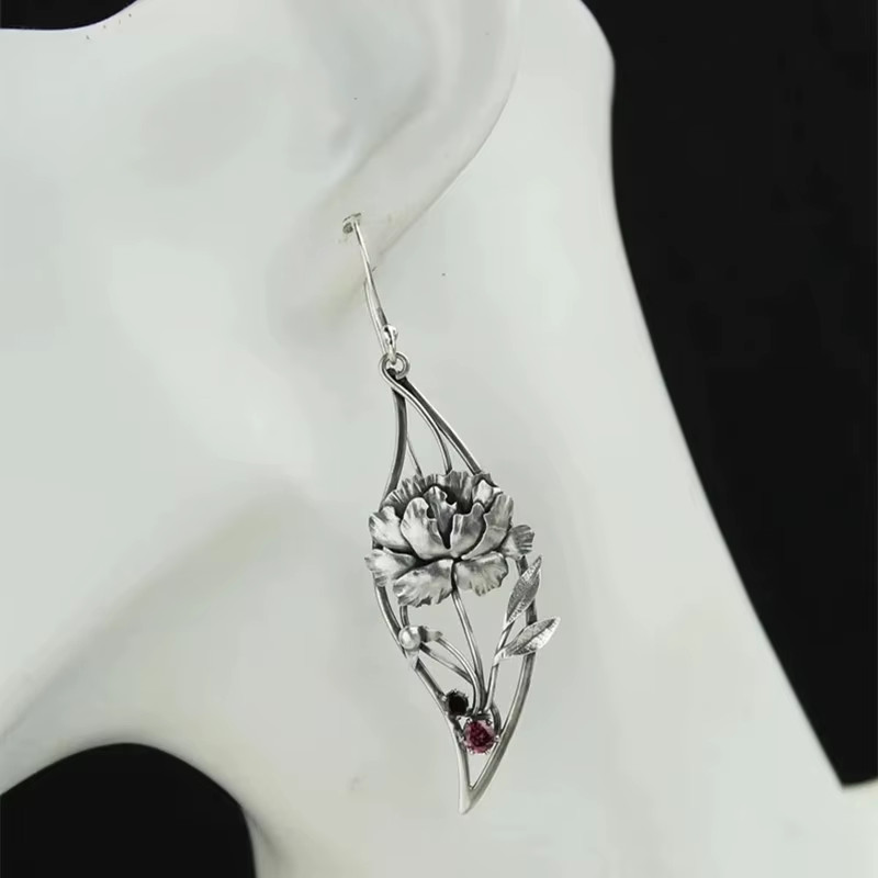NEW Vintage Carved Leaf Dangle Earrings Red Stone Flower Design Metal Jewelry
