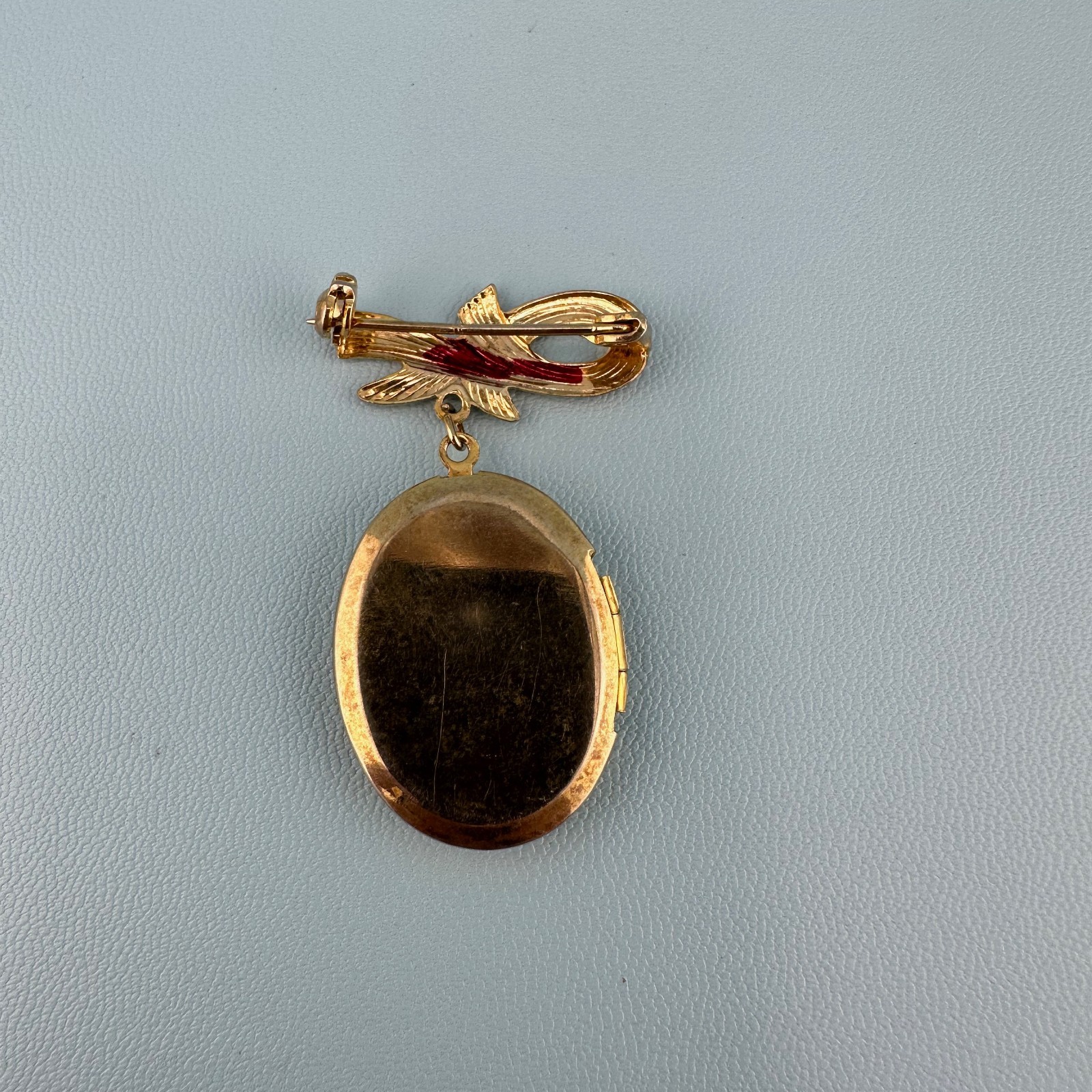 Vintage Photo Locket Brooch Pin Gold Tone Etched Stripe Dangle Bow Ribbon 1.75″