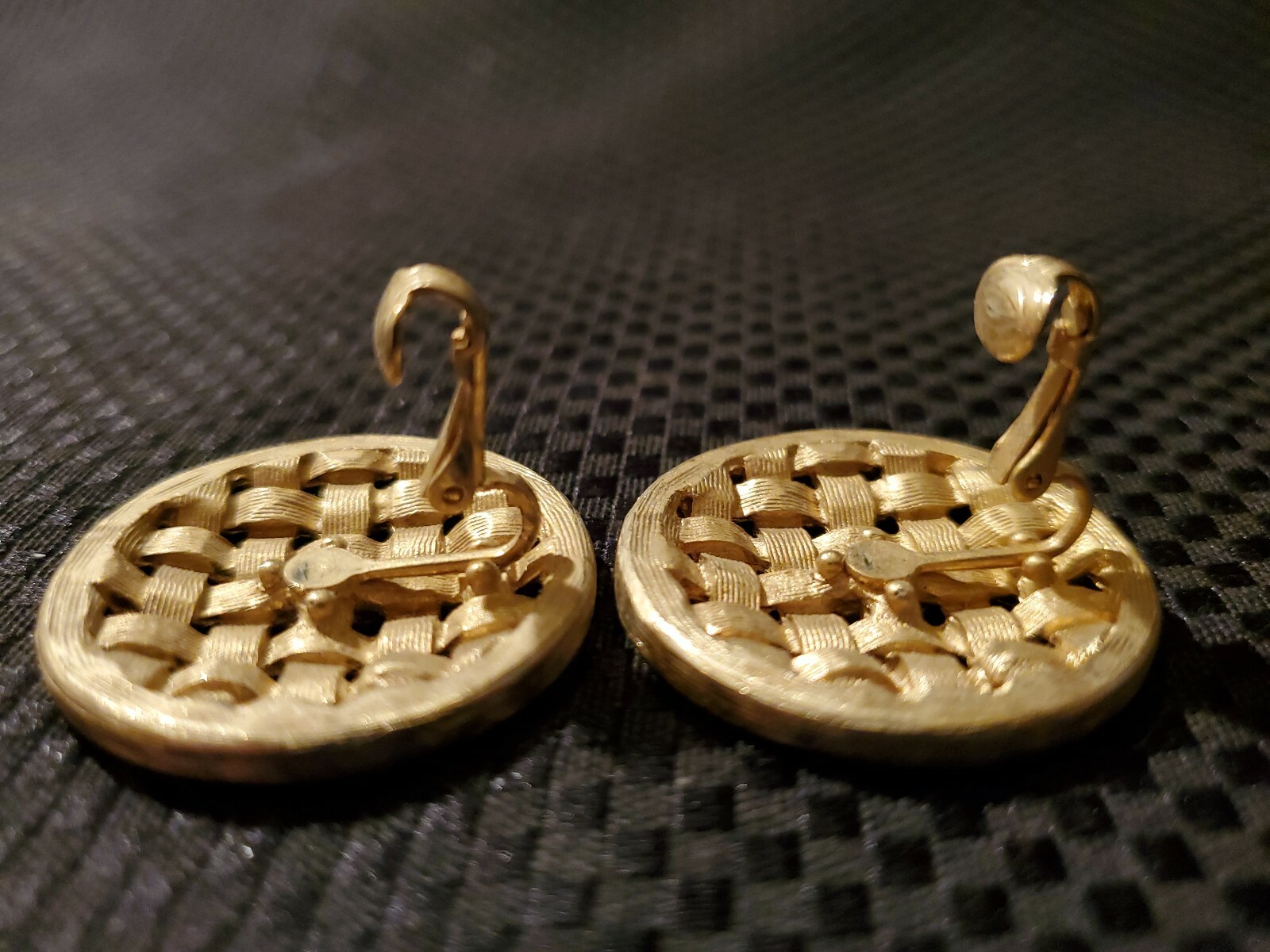 VINTAGE SARAH COVENTRY GOLD TONE WOVEN CLIP ON EARRINGS BUSINESS CASUAL 1″ ROUND