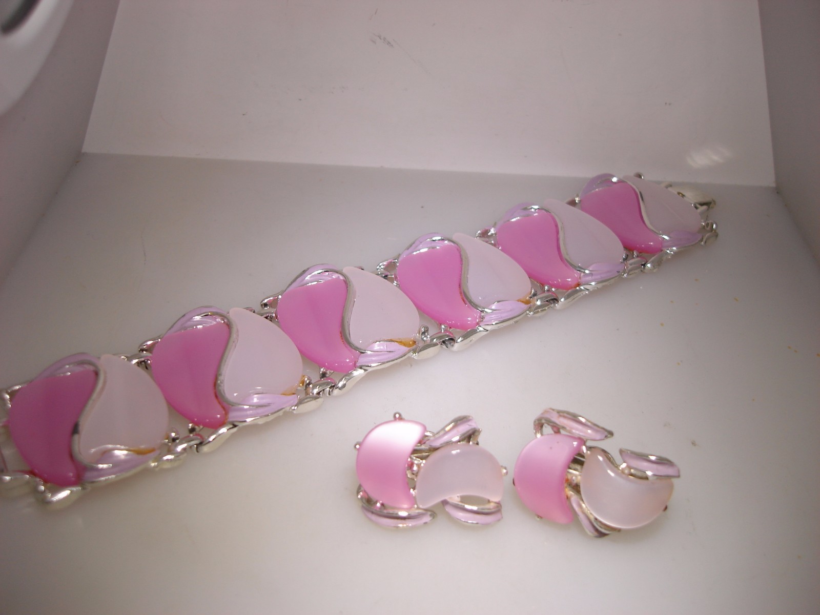 FABULOUS VINTAGE 1950’S PINK & WHITE LUCITE & PURPLE ENAMEL BRACELET & EARRINGS!