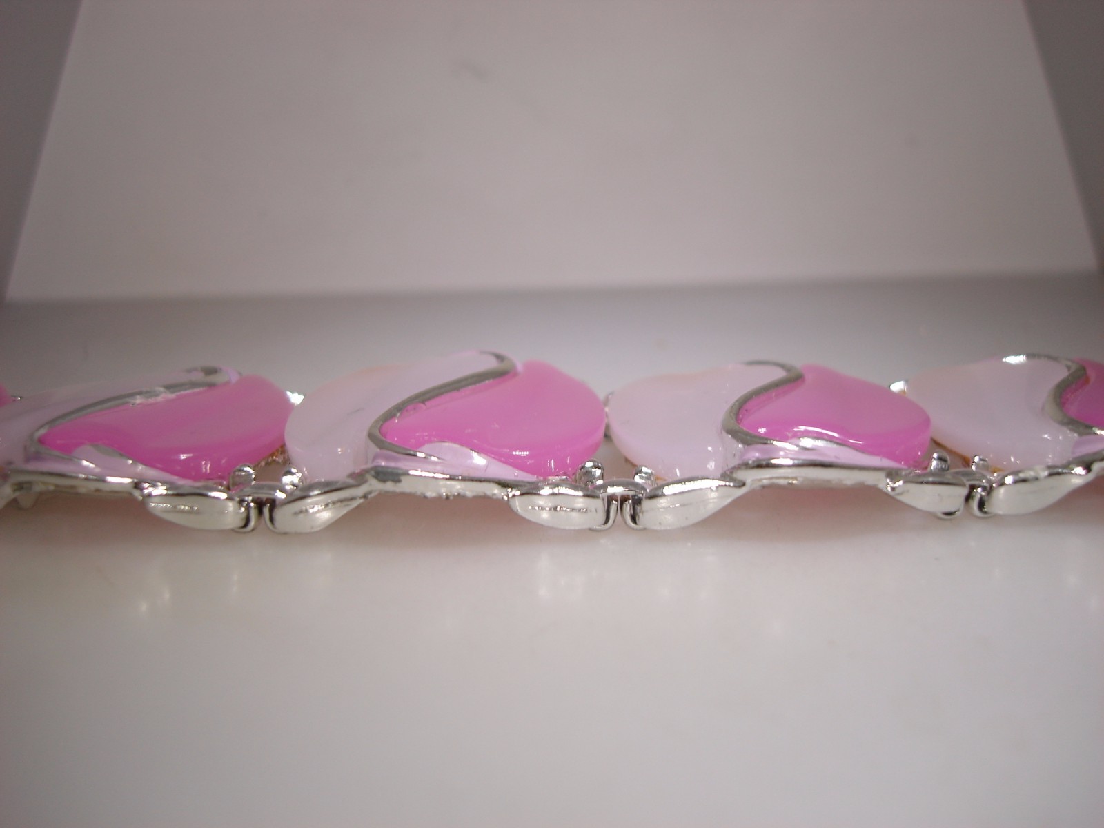 FABULOUS VINTAGE 1950’S PINK & WHITE LUCITE & PURPLE ENAMEL BRACELET & EARRINGS!
