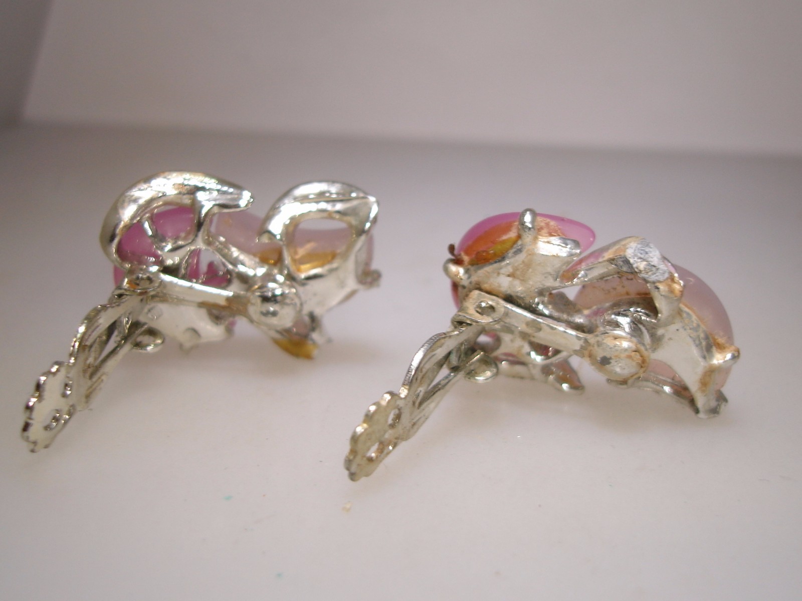 FABULOUS VINTAGE 1950’S PINK & WHITE LUCITE & PURPLE ENAMEL BRACELET & EARRINGS!
