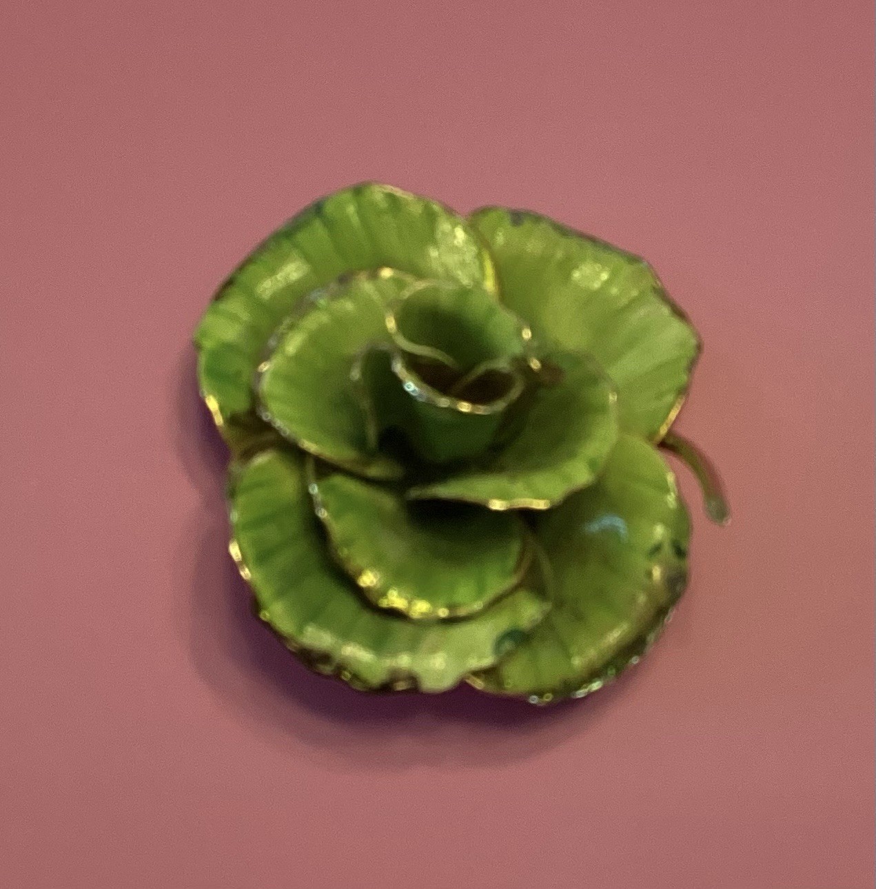 VINTAGE GLOSSY GREEN/GOLD ENAMEL METAL FLOWER BROOCH 7 PEDALS✨