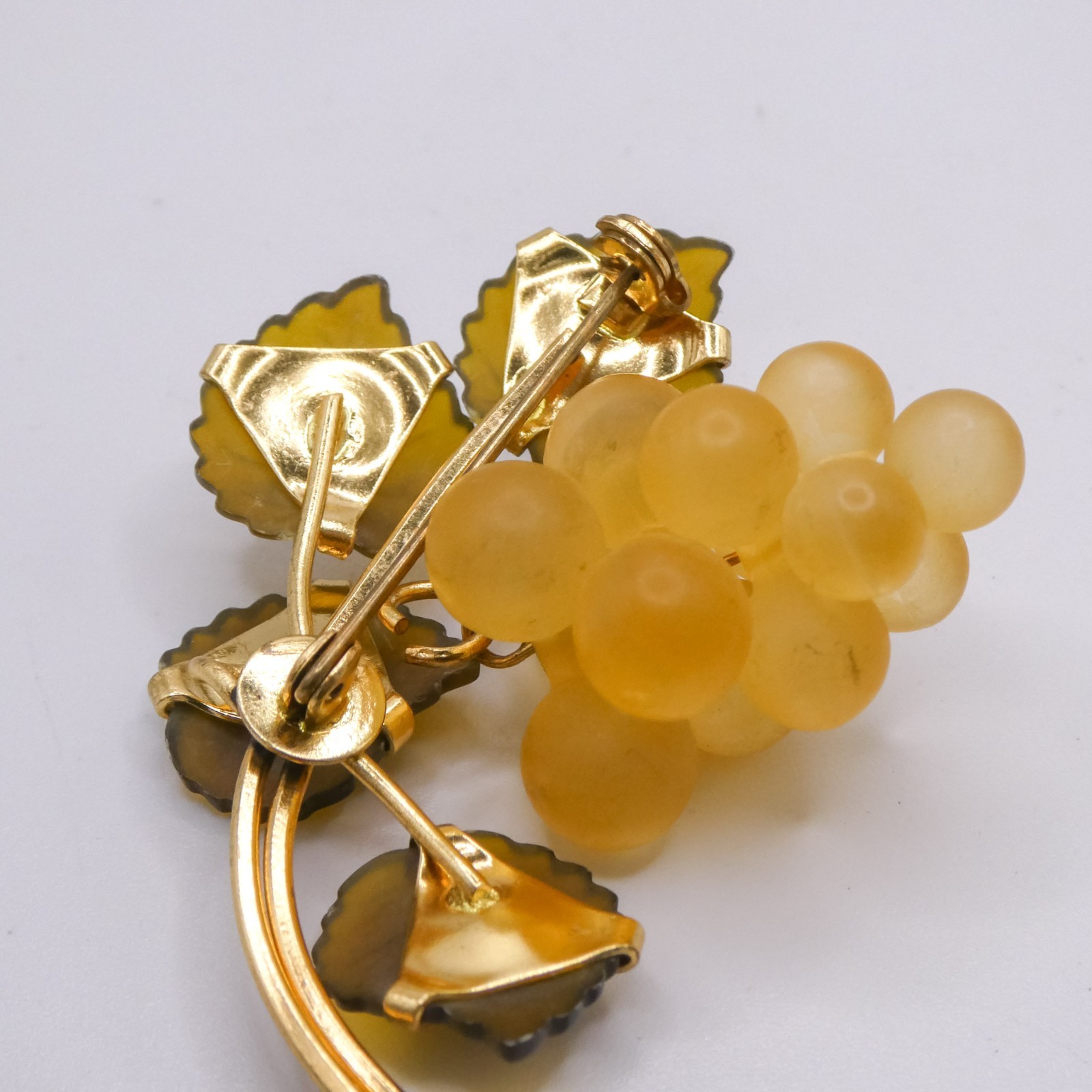 Vintage Lucite Green Grape Vine Cluster 2″ Brooch Pin Womens Men’s