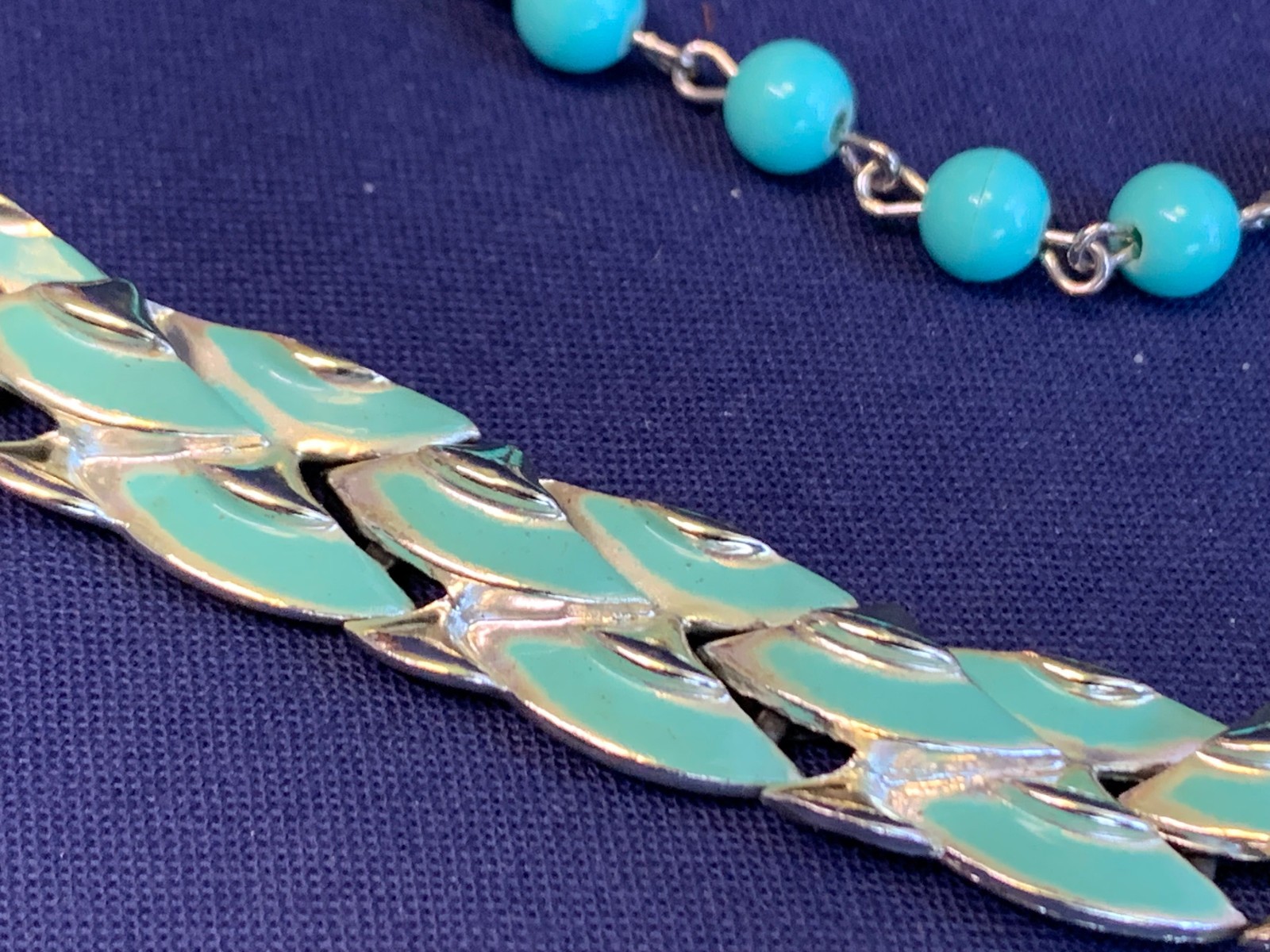 Vtg Coro Necklace 16.5″ Fashion Jewelry Sea Green Enamel Beaded Hook Clasp *READ