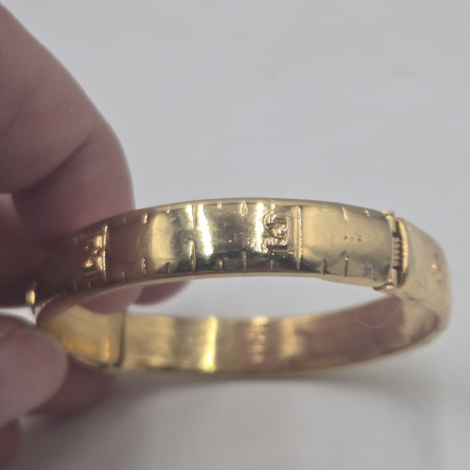 Vtg KJL Kenneth J Lane Unususal Goldplated Tape Measure Hinge Bangle Bracelet 7″
