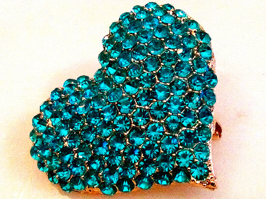 VALENTINE’S HEART BROOCH!Sparking Faceted Blue Crystal Pin.Yellow Gold Tone Set.