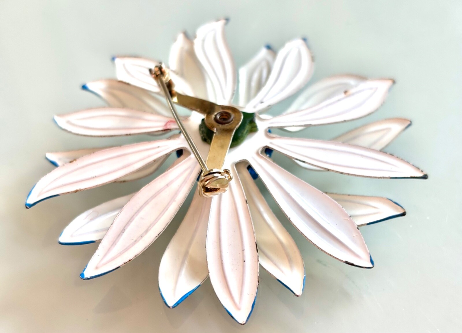 VINTAGE METAL ENAMEL FLOWER PIN,WHITE & BLUE DAISY BROOCH,FLOWER FASHION,COLLECT