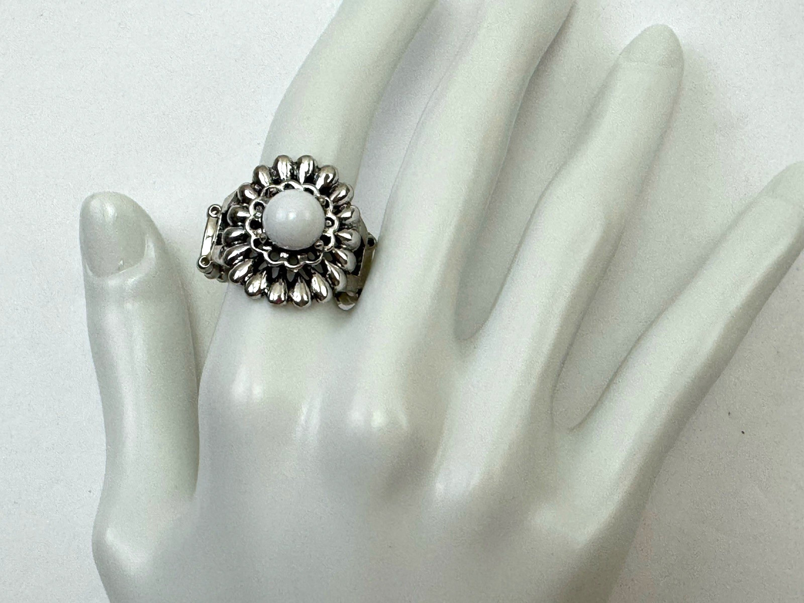 White Cabochon Silver Tone Stretch Band Ring Fashion Cocktail Size 9.5