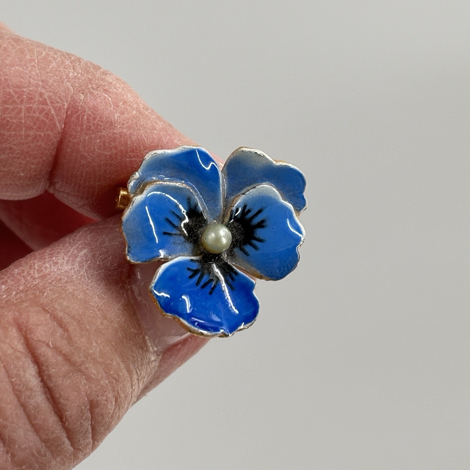 Vtg Blue Enamel Pansy Flower Brooch Faux Pearl Center Gold Tone Floral Pin