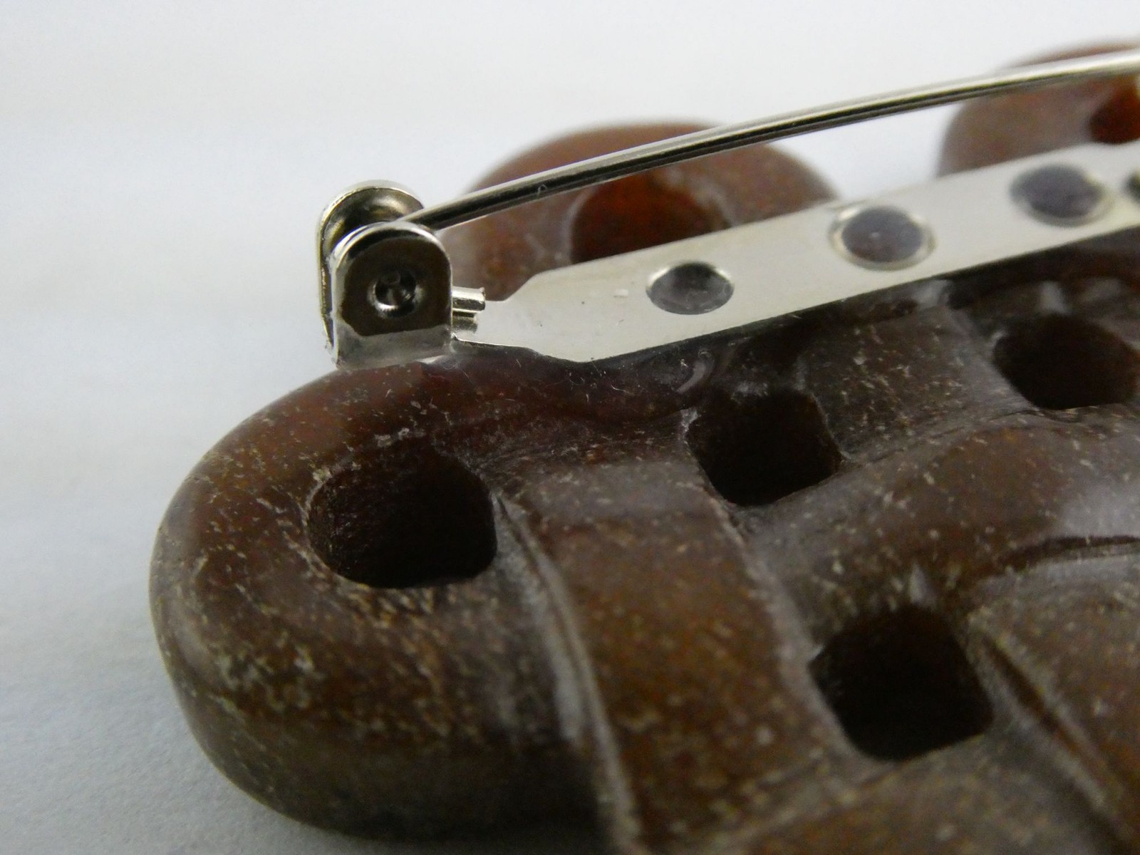 Vintage Carved Brown Hsiu Jade Serpentine Knot Pin Brooch 23.7g 2 3/8 Inches