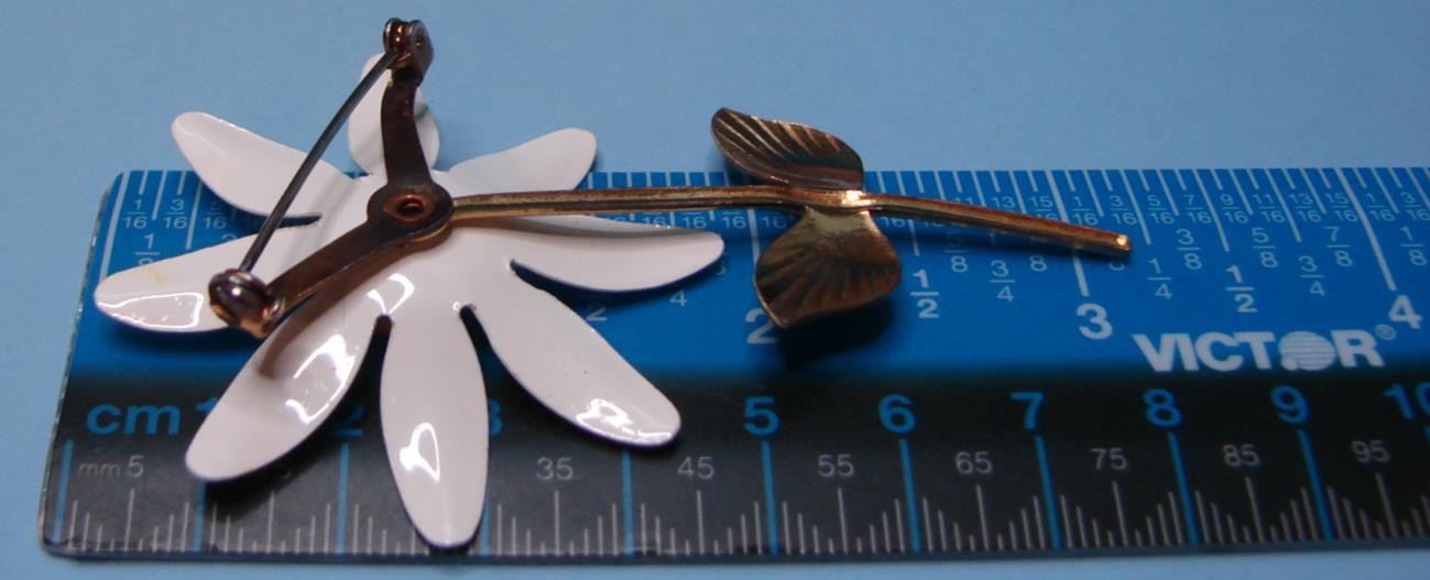 Vintage Retro Hippy Mod 60’s White & Yellow Enamel Metal Daisy Flower Pin Brooch