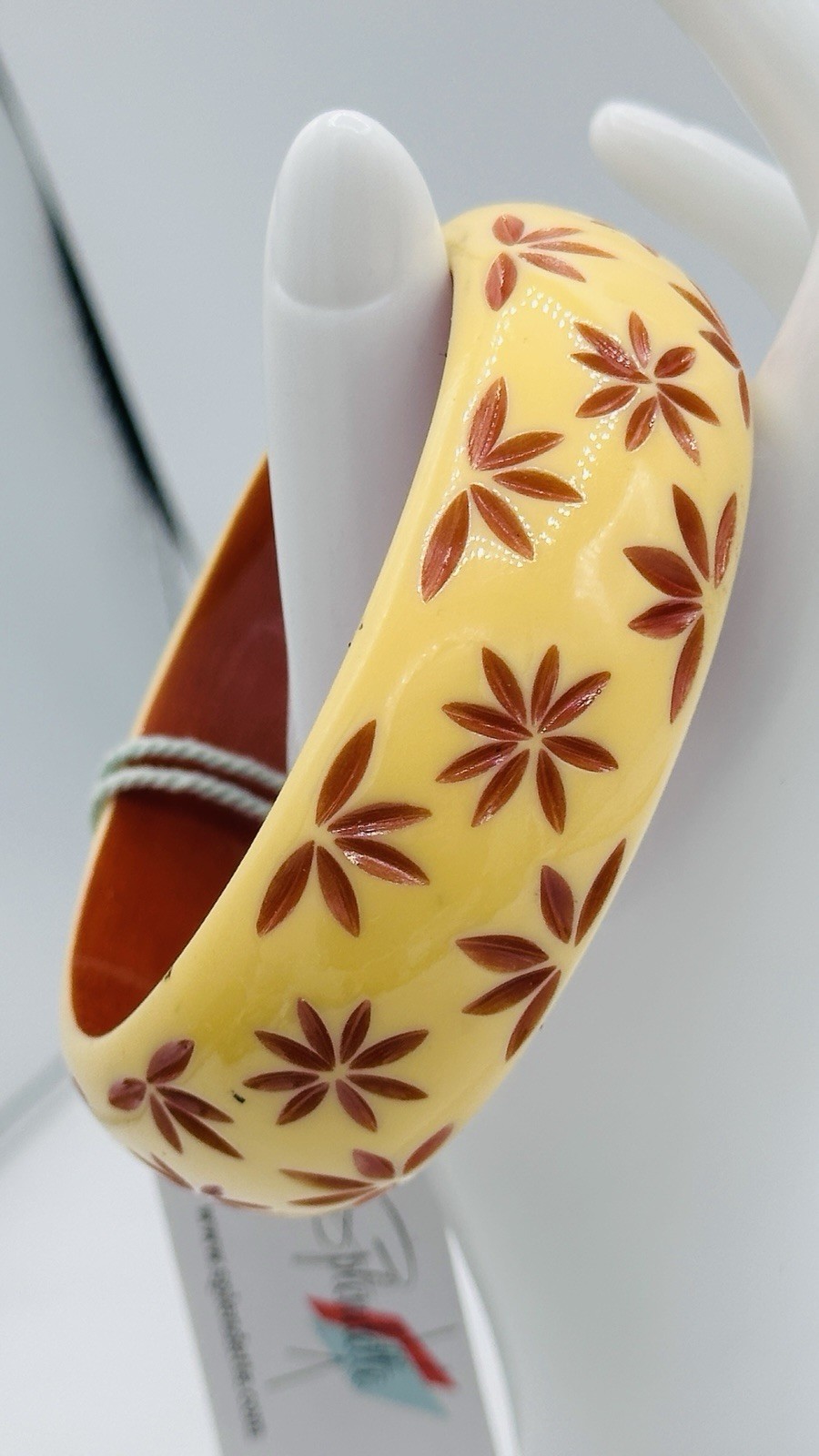 Splendette Wide Butter Yellow Carved Duchess Bangle Bracelet Fakelite