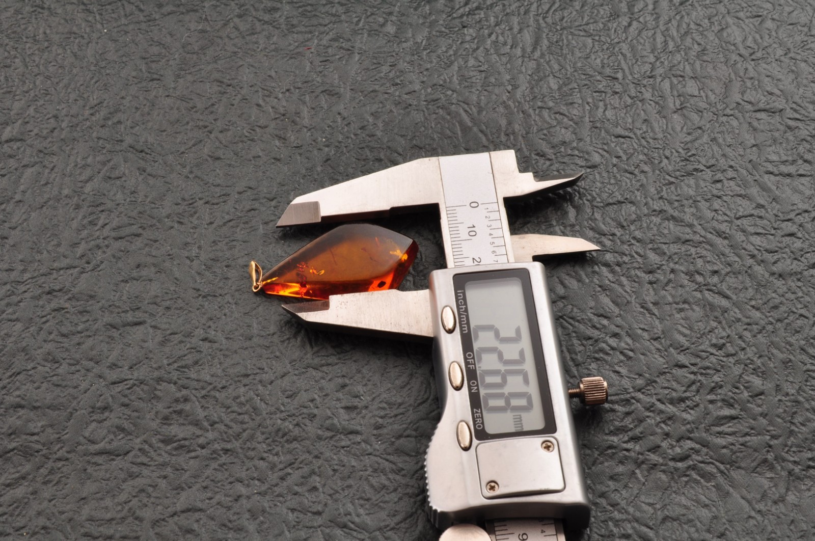 18k gold clasp “KUJI” Amber Pendant top Spindle shape (39mm (1.53in) 16.25ct).