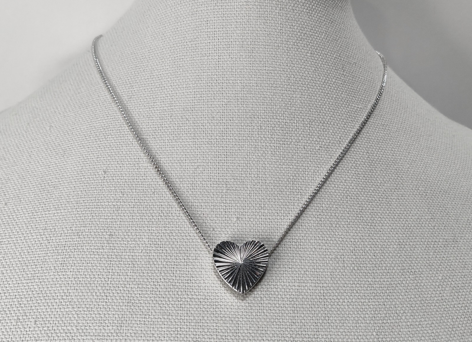 RARE Vintage signed SARAH COVENTRY Diamond Cut Heart Silvertone Pendant Necklace