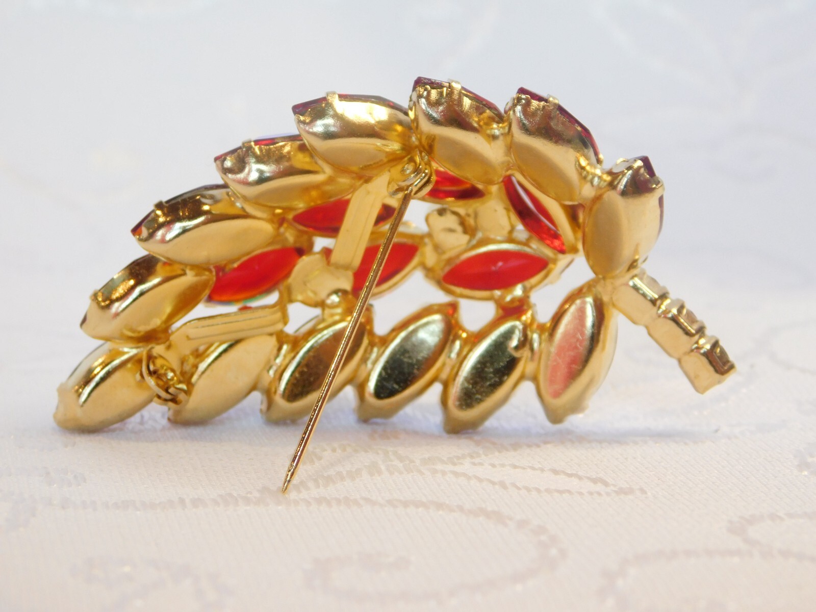 VINTAGE RED IRIDESCENT BROOCH