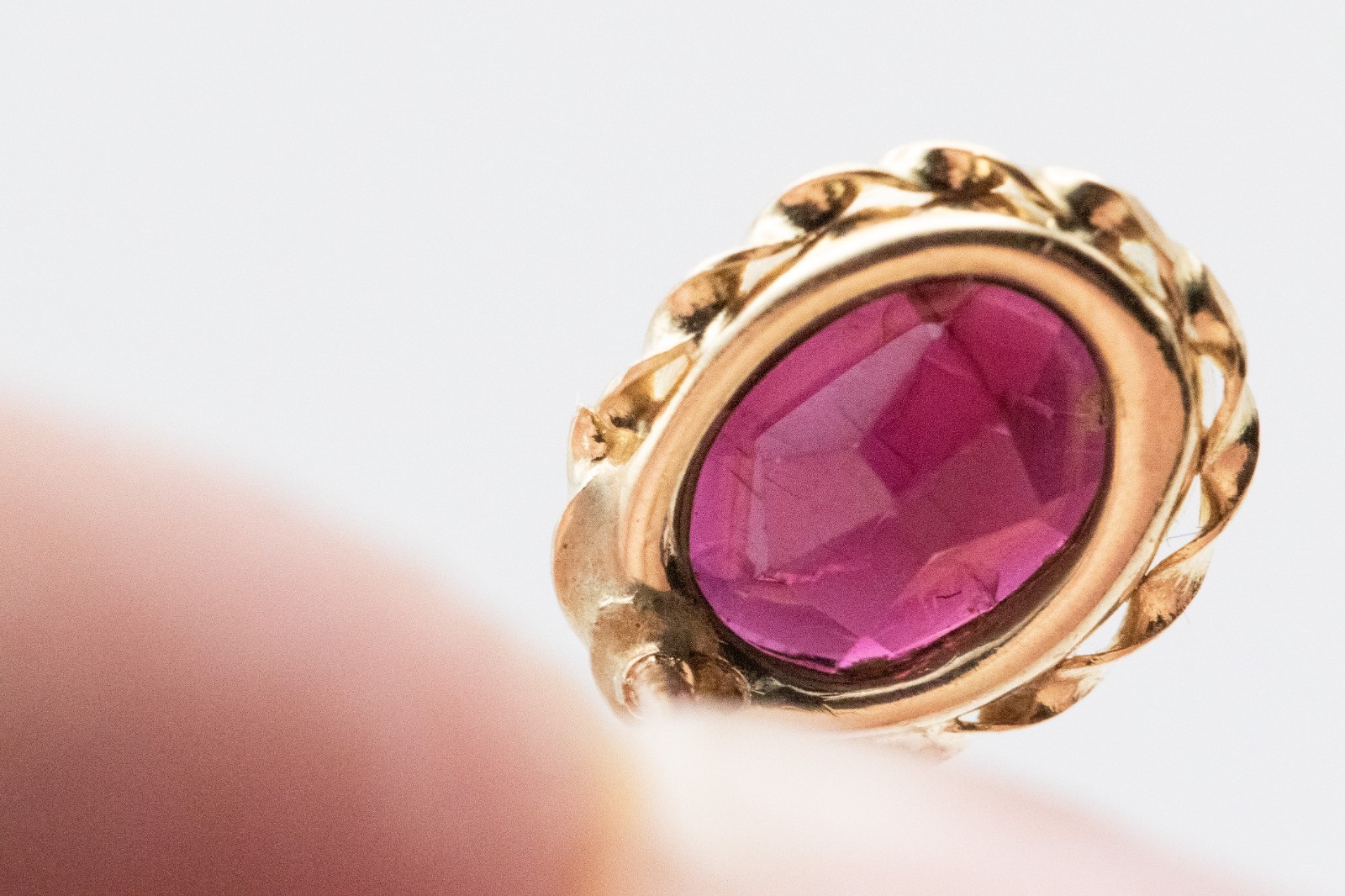 14K Yellow Gold Victorian Style Oval Garnet Stud Earrings Scalloped Bezel