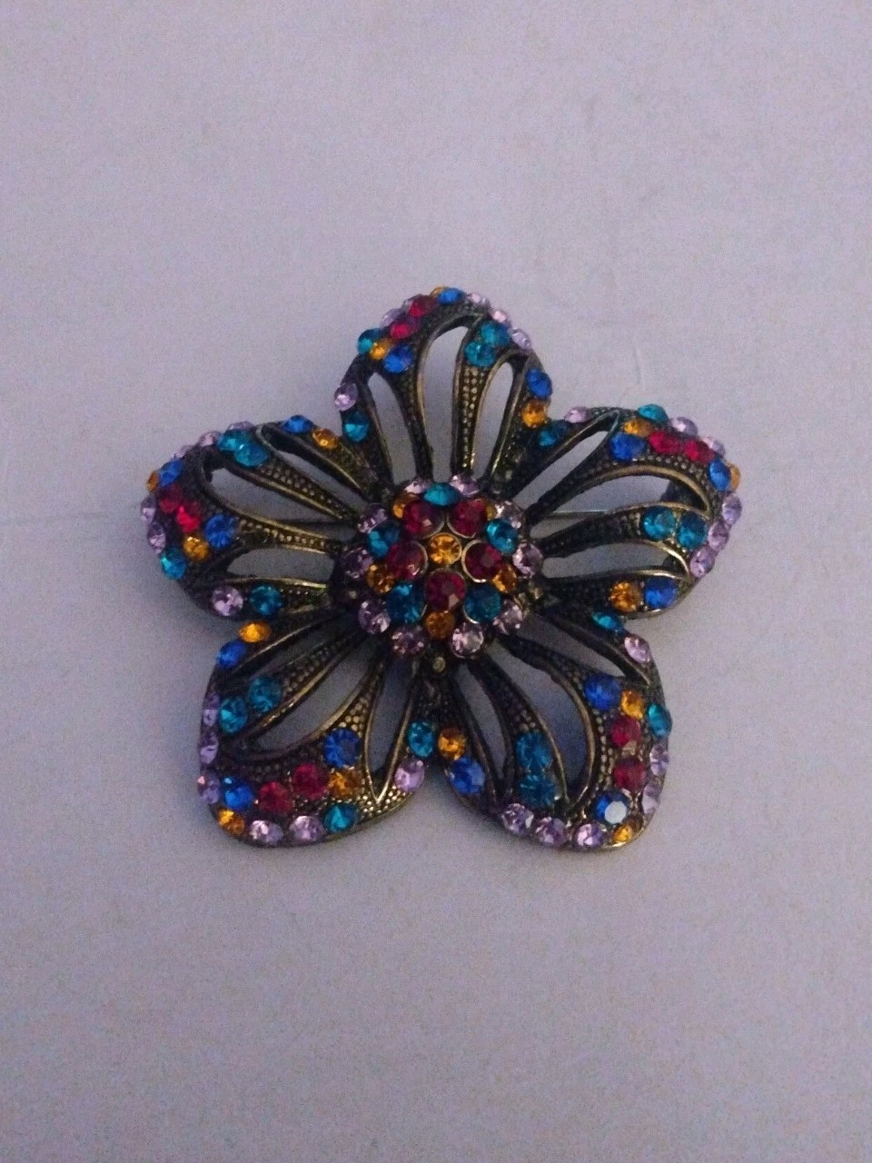 Vtg Costume Jewelry Sparkly Multi Color Glass Rhinestone Gold Tone Brooch Pin