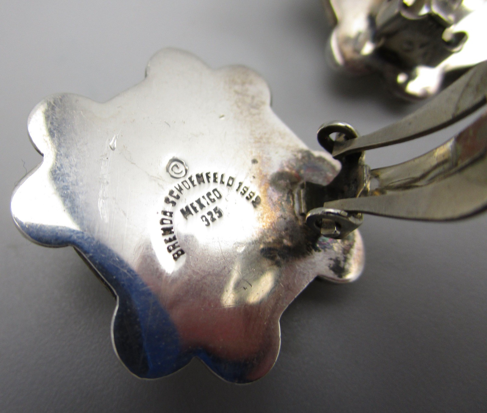 UNIQUE 1 1/” BRENDA SCHOENFELD “LOS CASTILLO” STERLING SILVER BUTTON EARRINGS