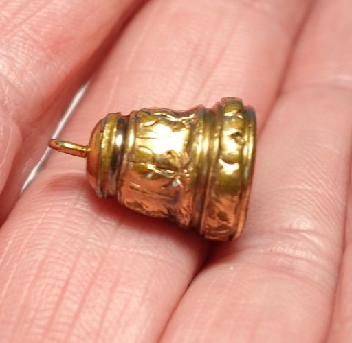 GOLD FILLED CLEAR GLASS CHARM FOB PENDANT VICTORIAN 3.1 GRAMS J-654