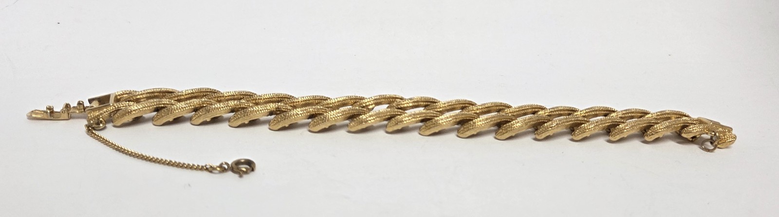 Vtg MONET Textured Wavy Double Row Bracelet 1/2″ w Gold Tone Safety Chain 7.25″