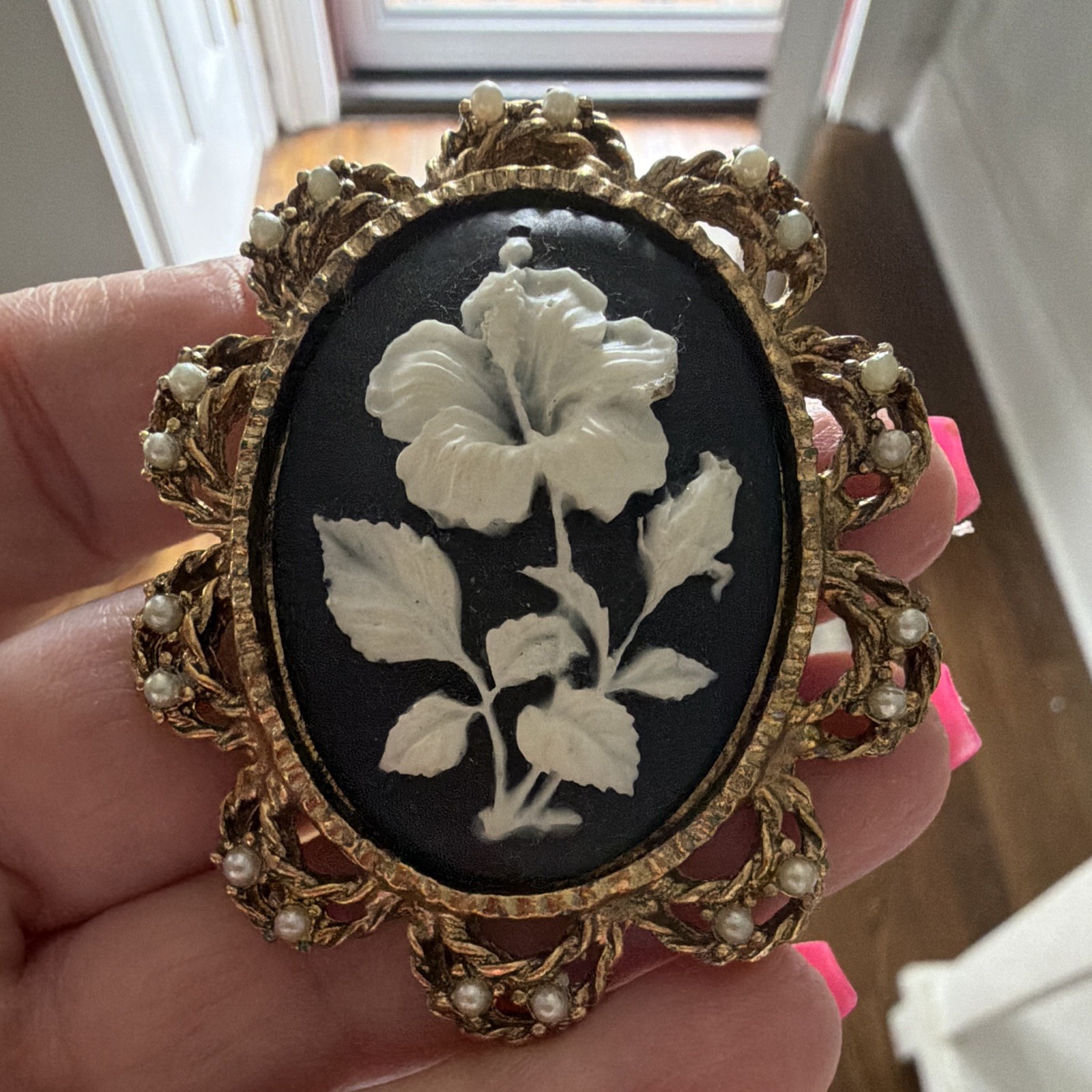 Floral Cameo Brooch Gold Tone Filigree Pearls Oval Flowers & Plants