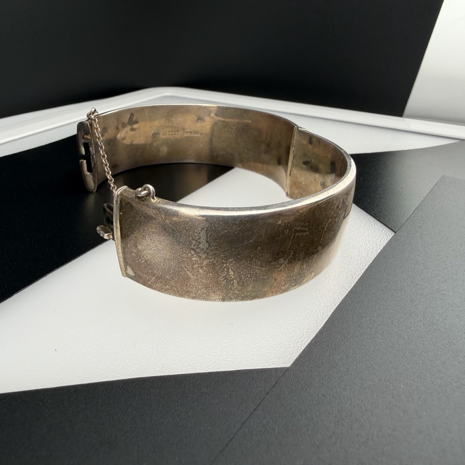 Deakin Francis Sterling Silver Wax-Filled Engraved Hinged Bangle 7.25″ Bracelet