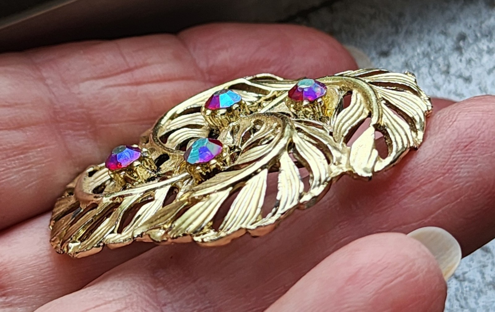 vtg RED Iridescent gold tone Rhinestone Brooch Pin 2″ unmarked