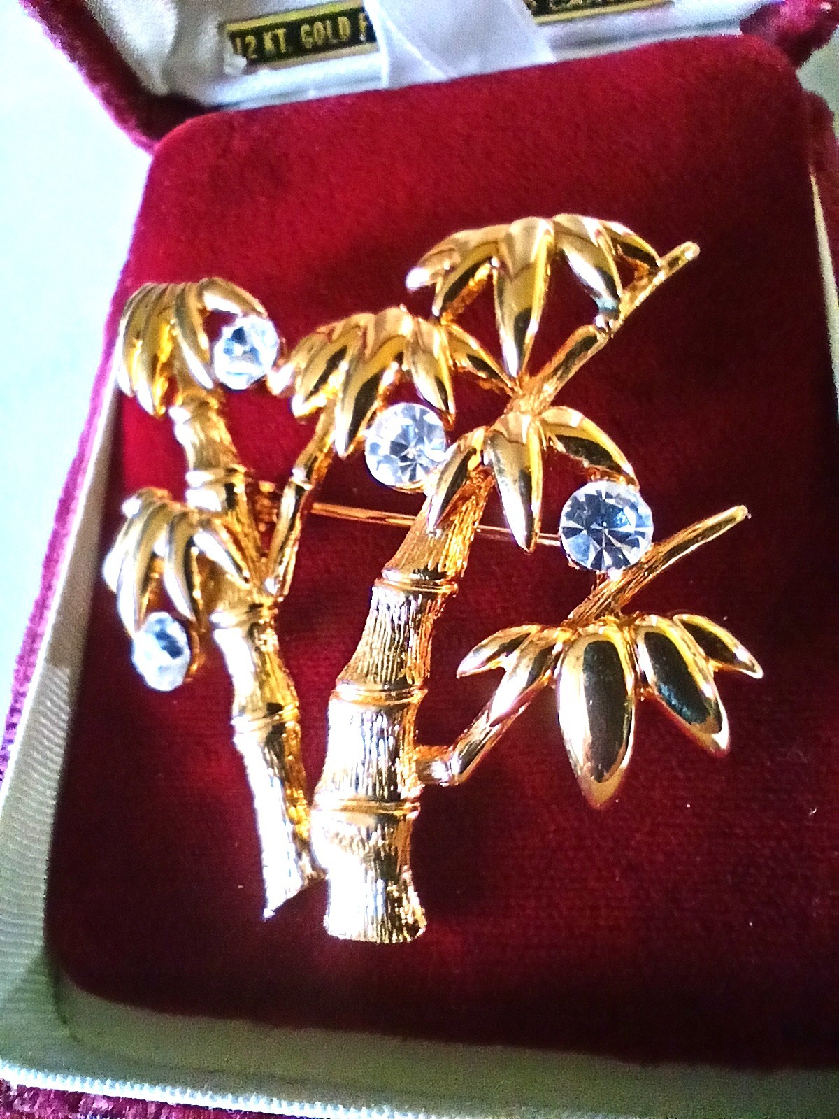 Vintage MIXED JEWELRY LOT BROOCHES,PENDANT, BRACELETS, RING,NECKLACE,EARRINGS
