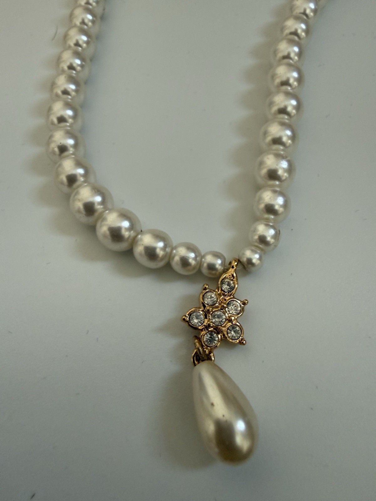 VTG 15-17” NAPIER FAUX PEARL NECKLACE W/FAUX PEARL PENDANT – Costume Jewelry