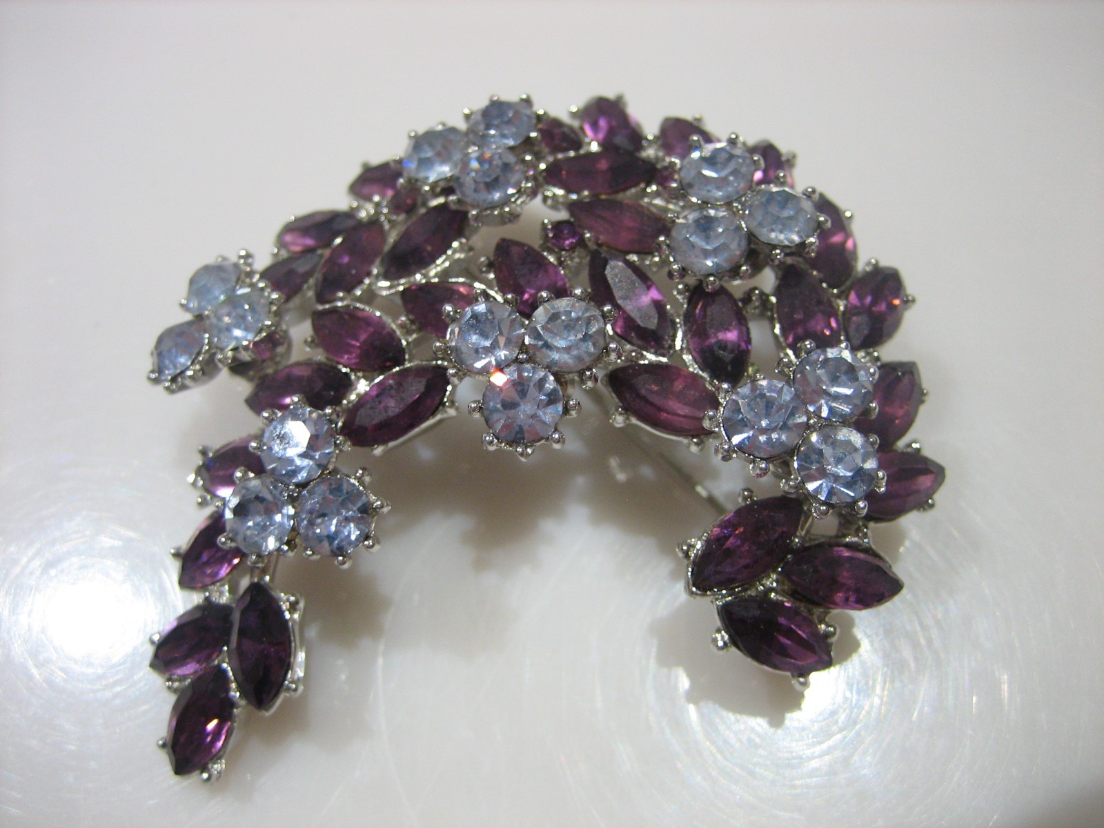 1950’S CROWN TRIFARI CONTESSA PURPLE AND BLUE RHINESTONE BROOCH AND EARRINGS SET