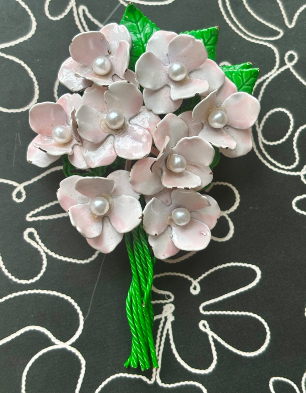 PRETTY PALE PINK VINTAGE METAL ENAMEL FLOWER PIN,BOUQUET STYLE BROOCH,SPRING🌸