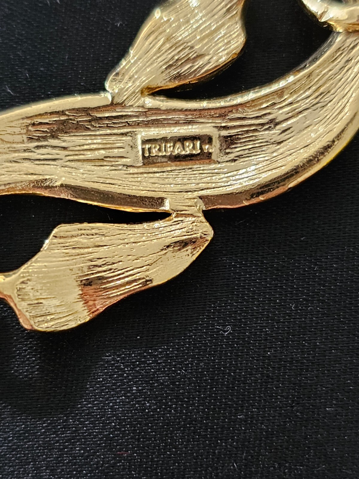 TRIFARI women bracelet gold tone and ivory color and in excellent condition.