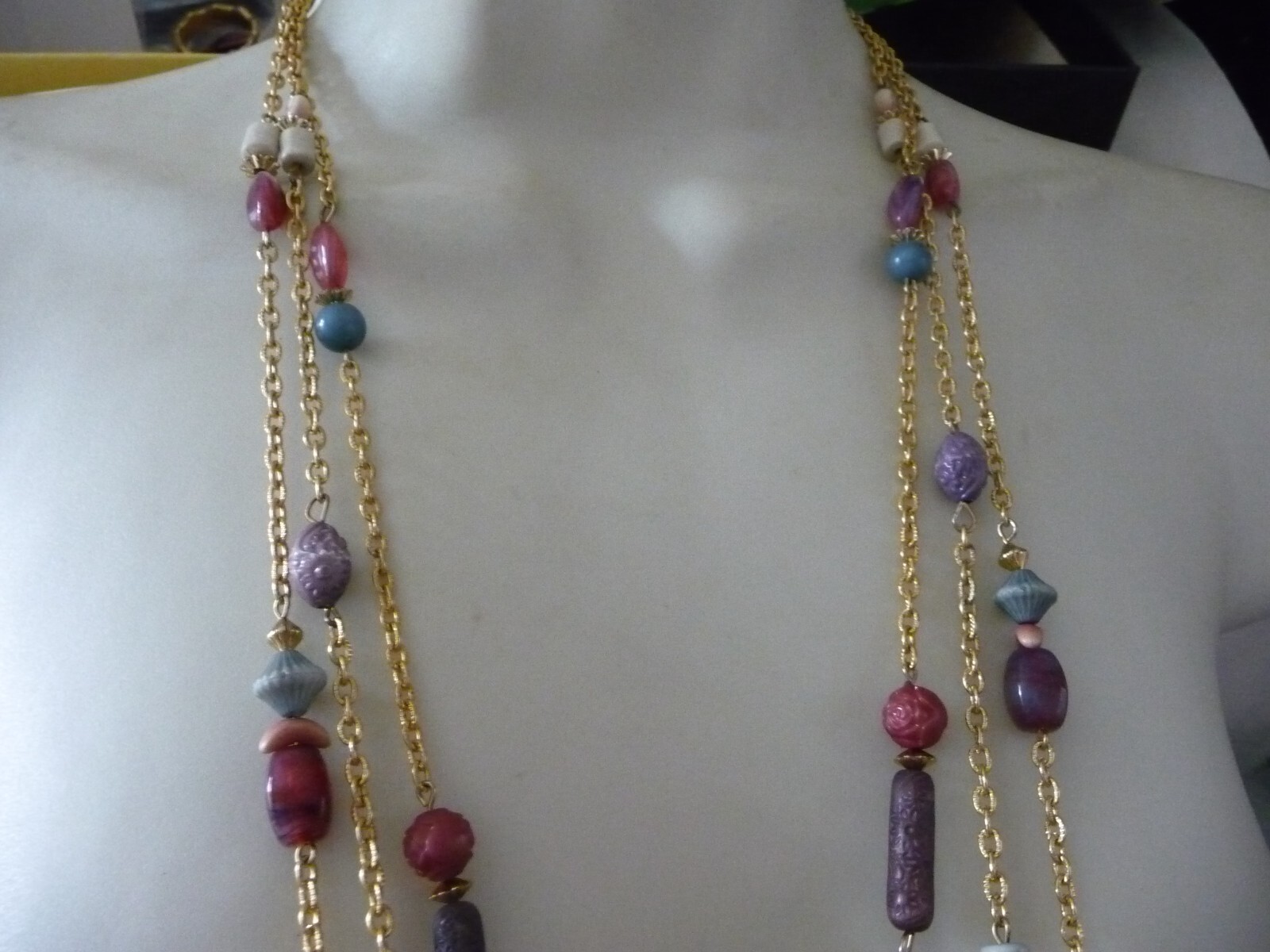 LAYERED 3 GOLD TONE CHAINS DIFFERENT SHAPES & COLORED BEADS 15″ NECKLACE #23/11A