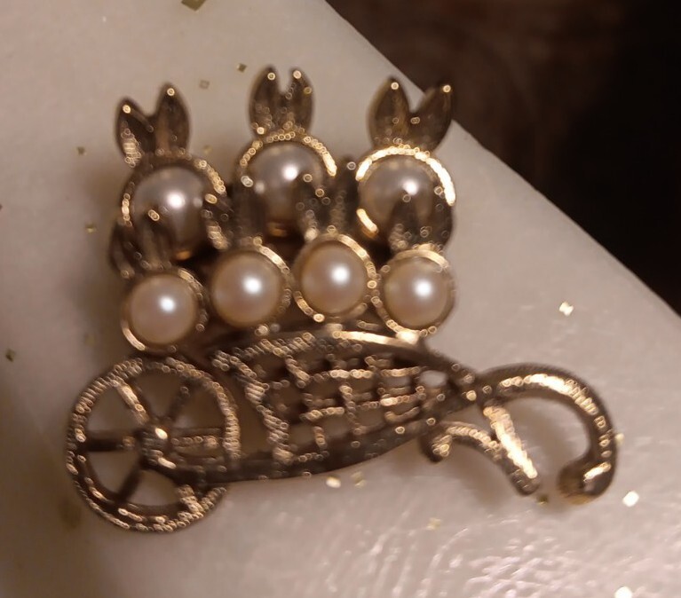 Vintage 1928 Jewlery Gold Tone Wheelbarrow w/Faux Pearl Bunnies