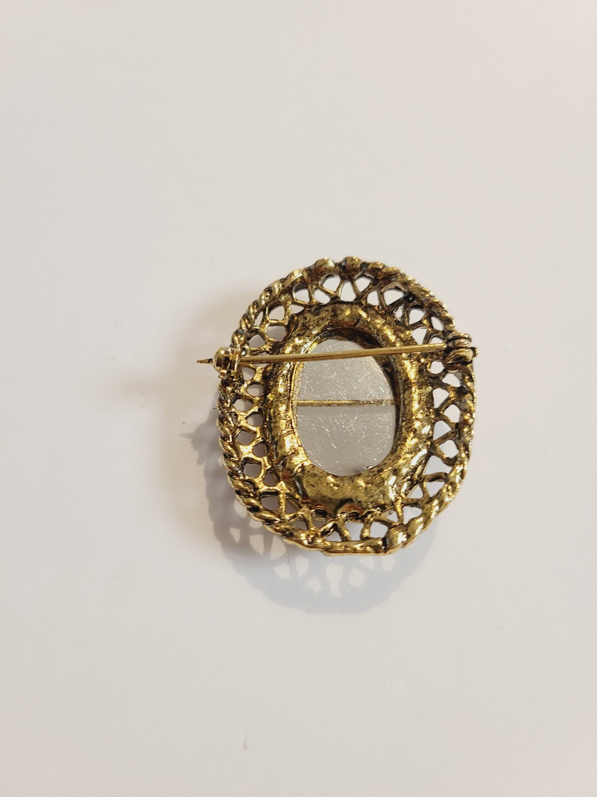 VINTAGE GOLD TONE OVAL FACETED ACRYLIC PURPLE GEM BROOCH PIN
