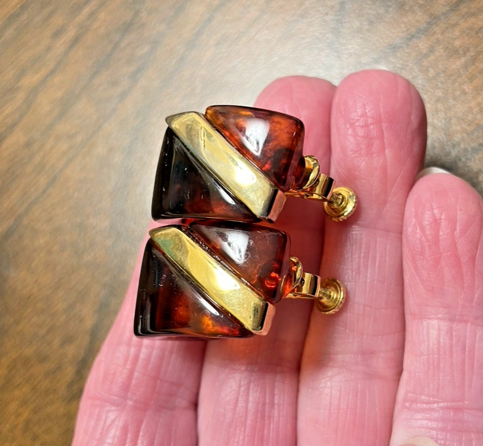 Vintage Napier Faux Amber Resin Screwback Earrings 1″ GoldtoneHigh-end Estate