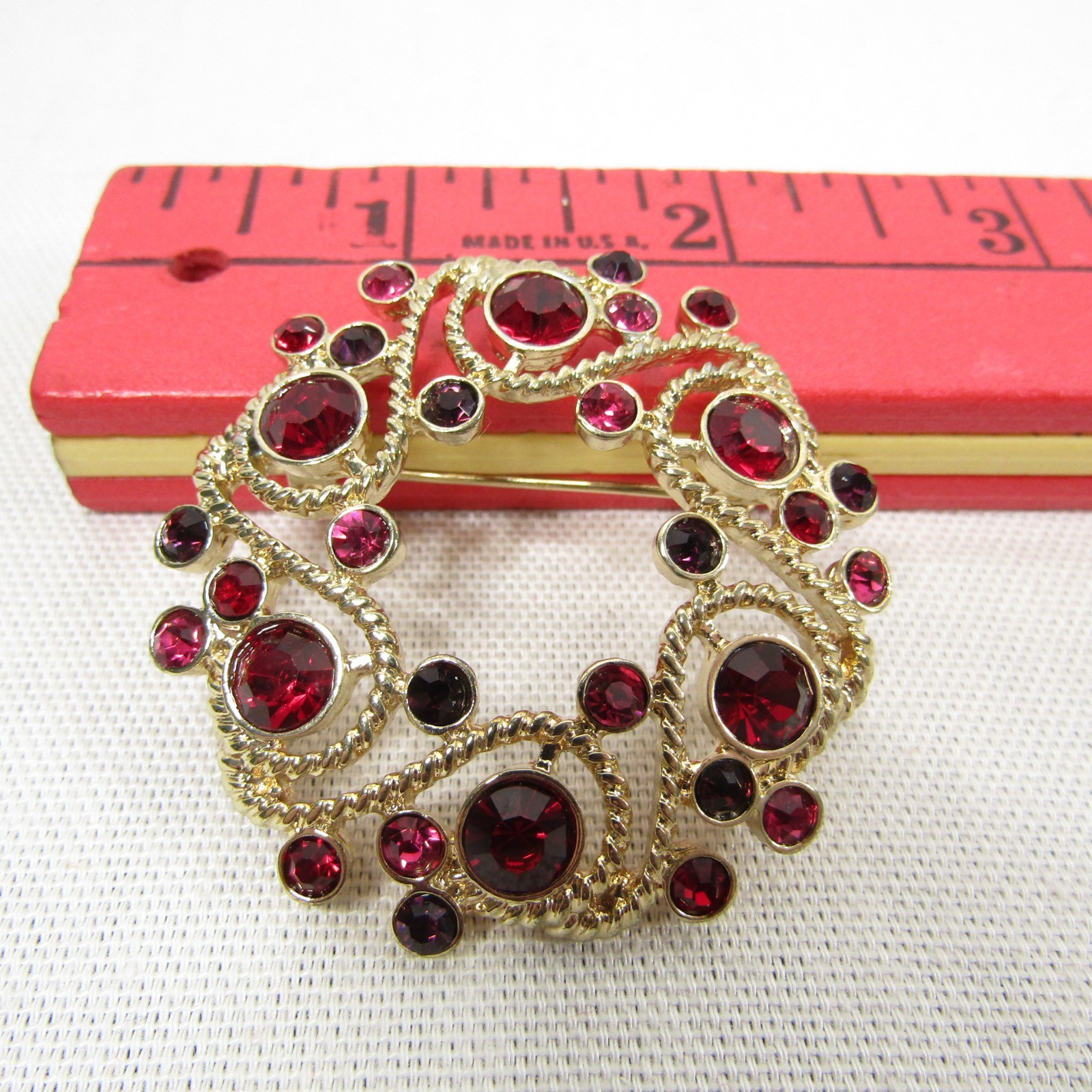 Napier Wreath Brooch Pin Gold-tone Rhinestone Red Pink Purple Almost 2″ diameter