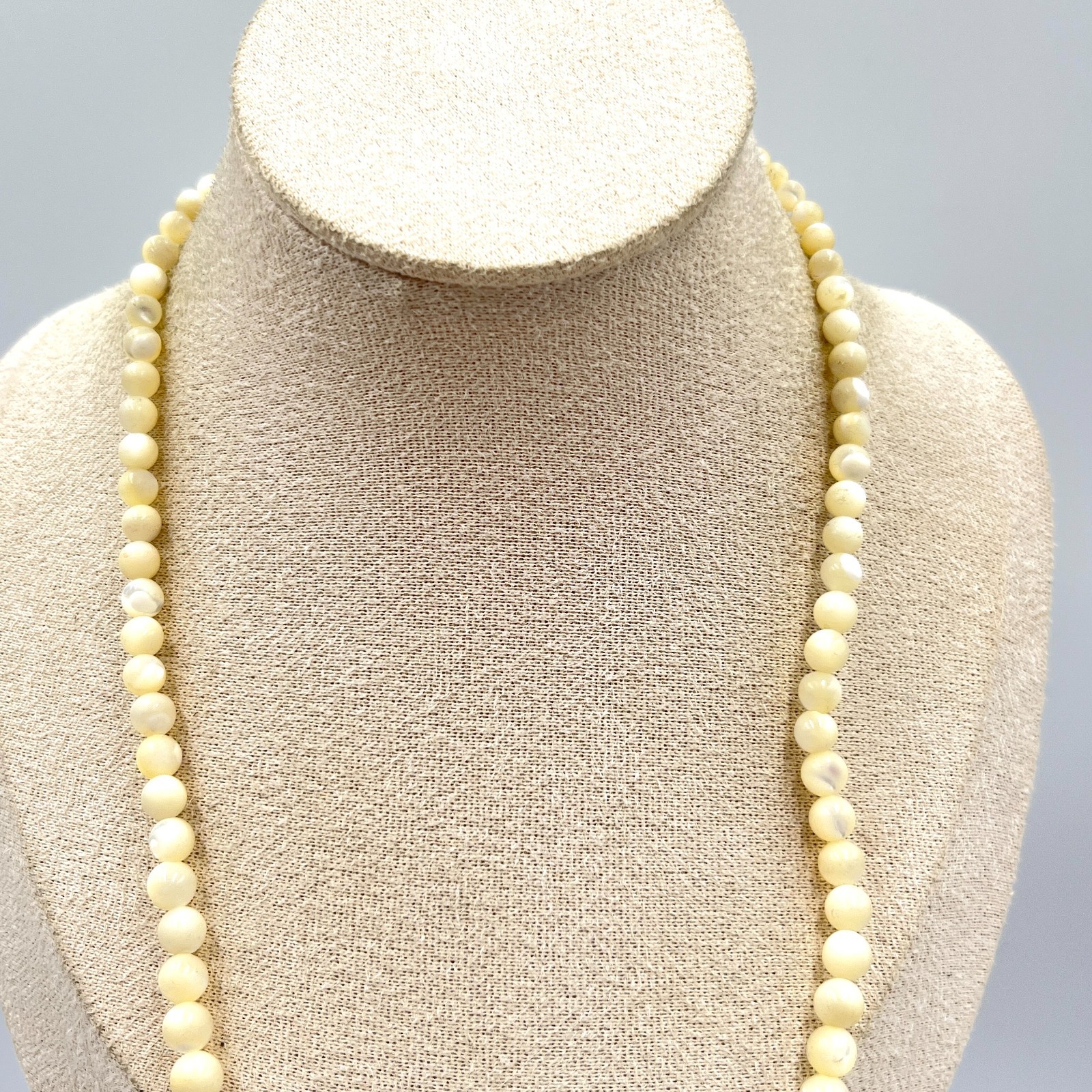 Vintage Mother of Pearl Graduated Bead Strand Necklace Creamy Iridescent 24″