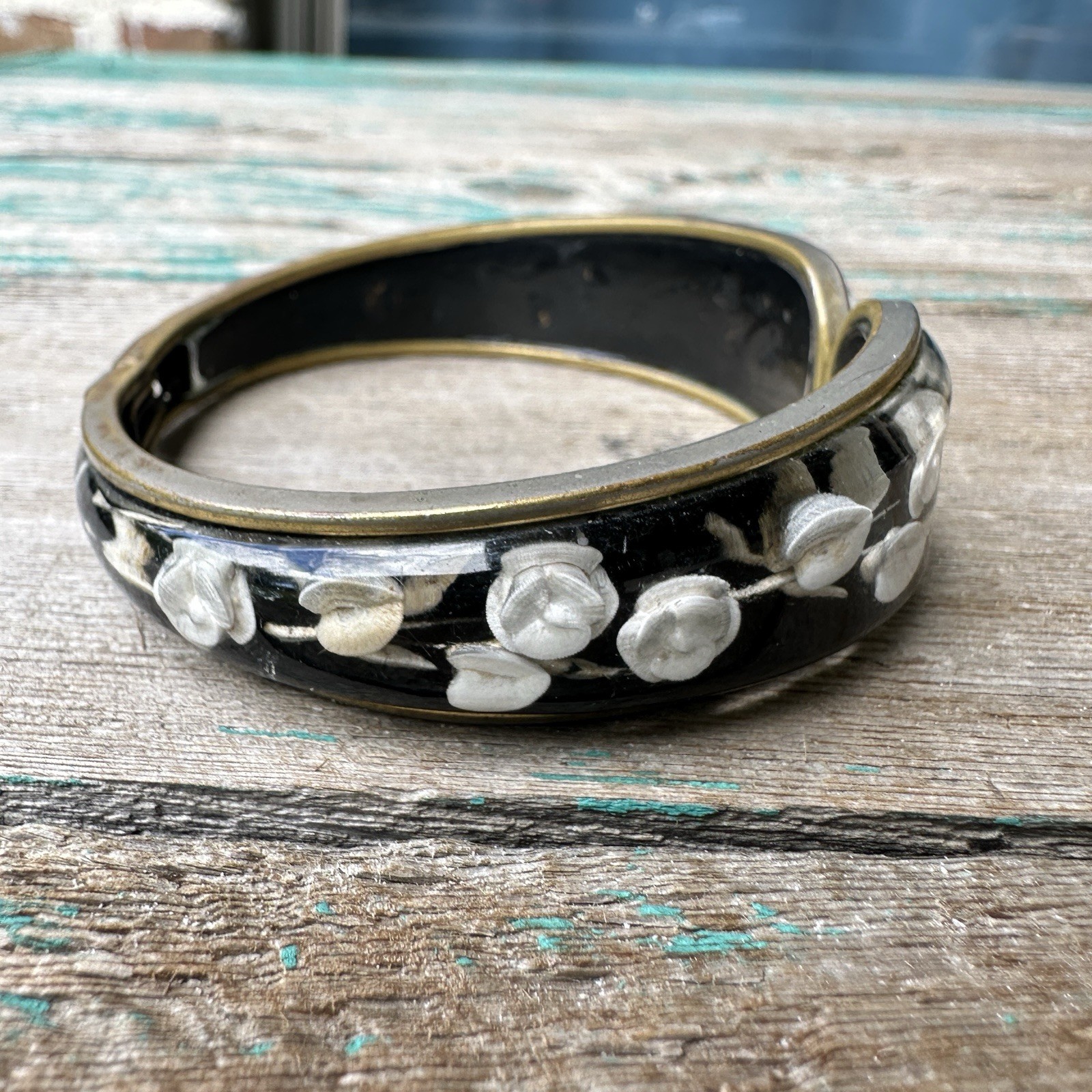 VTG Retro Cuff Clamper Bracelet Size 7 Acrylic Clear White Black Flowers Brass