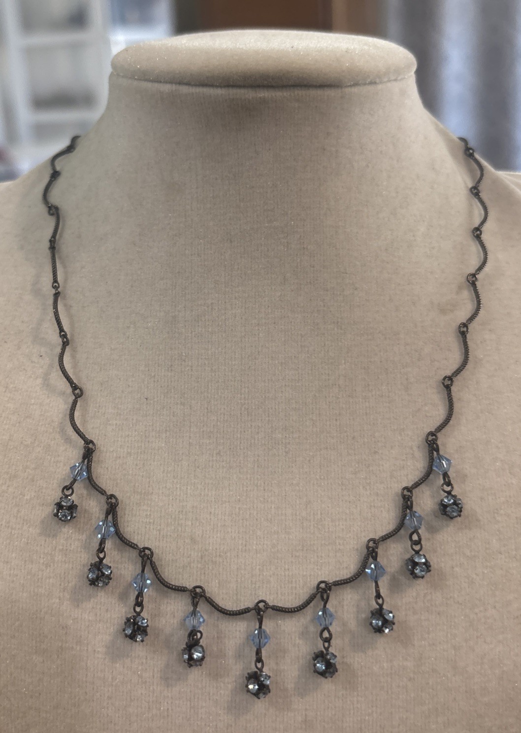 Vintage AUSTRIAN CRYSTAL USA – Brass tone Dangle Elegant Blue Crystals Necklace