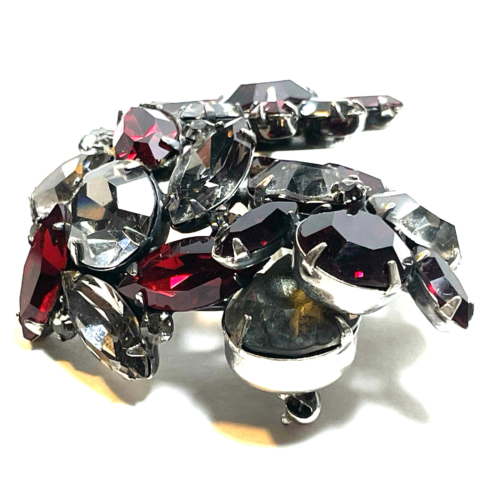 VINTAGE WEISS UNSIGNED SILVER TONE RUBY RED RINESTONE CLUSTER DOME BROOCH