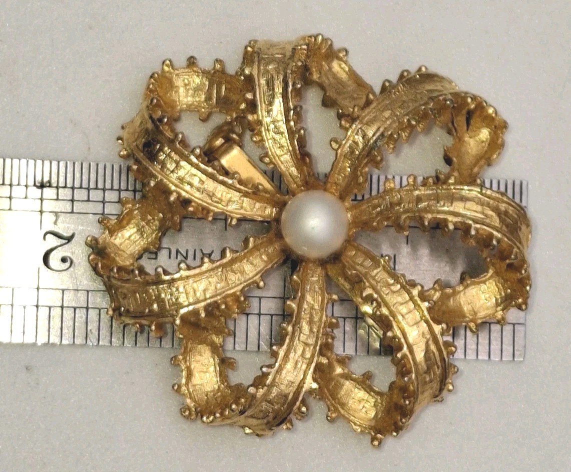 Graziano Vintage Signed Gold Tone Flower Brooch with Pearl Center Almost 2″ EUC