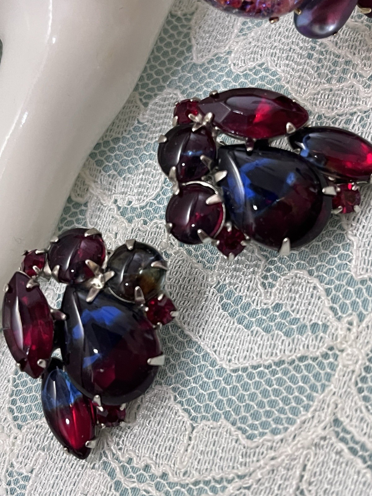 VINTAGE GOLD-TONE RUBY RED IRIDESCENT RHINESTONE LINK BRACELET & CLIP EARRINGS