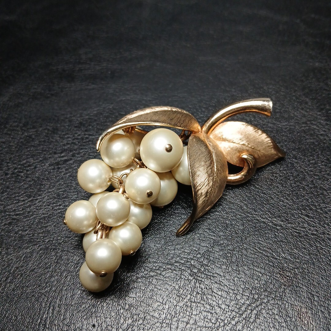 Vintage Jewelry Gold Tone Bunch Of Grapes Leaves Pin Brooch Gold Tone. 10425