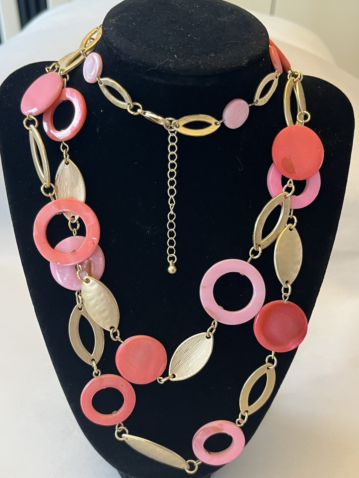 VTG gold tone pink shell long Double Length Round & Oval Necklace