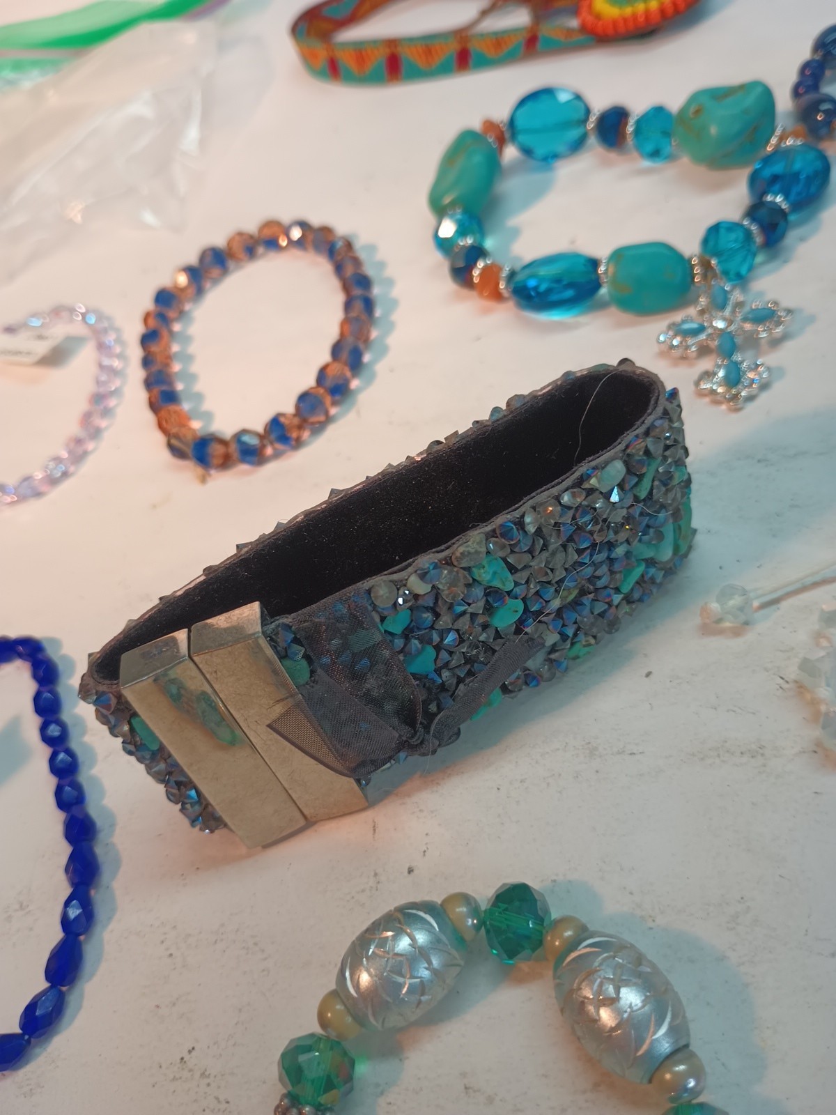 (1) Pre-owned Vintage Amazing 22 Costume Jewelry Pieces Not Sure If Some Might