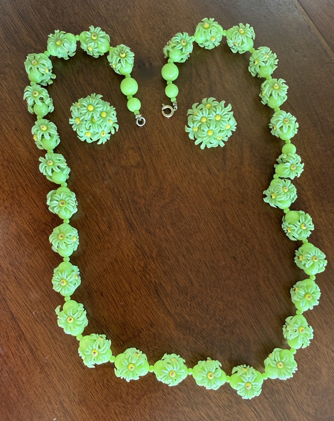 50’s 60’s Vtg Electric Apple Green Plastic Daisy Necklace Clip On Earrings Set
