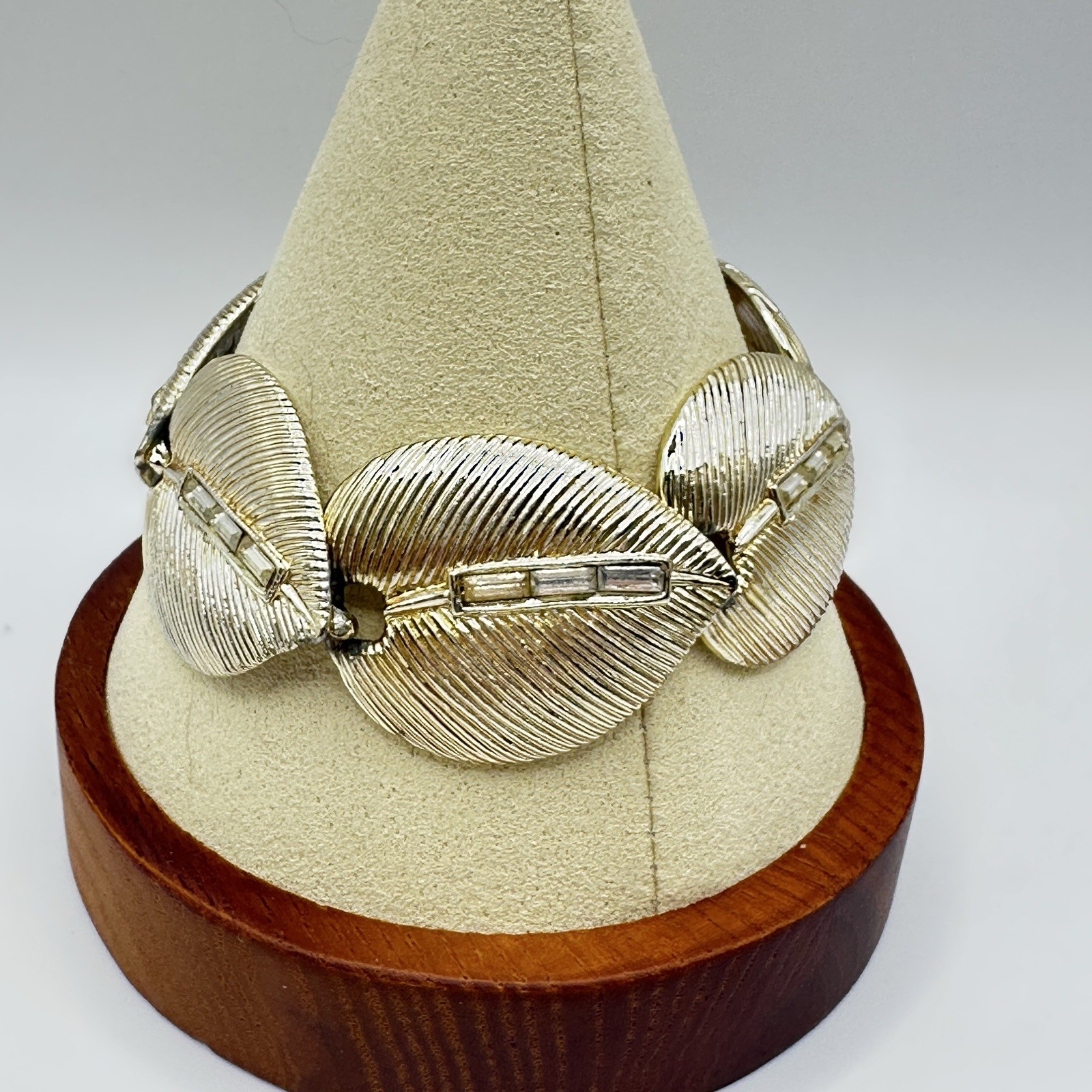 Vintage Gold Tone Leaf Link Bracelet Textured Leaves Fold Over Clasp Size 6.75