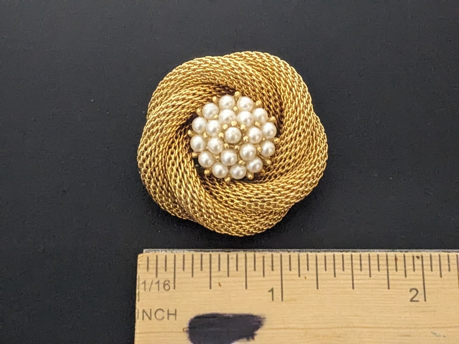 Vintage Gold Tone Mesh Brooch Pin Faux Pearls Round Wreath Bird Nest 1 1/4 in